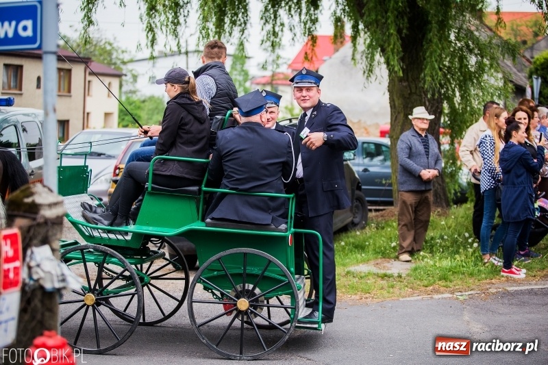 Zdjęcie w galerii na portalu naszraciborz.pl: W Pogrzebieniu szli w procesji na św. Floriana. Prosili o ochronę przed gradem wiadomości z regionu
