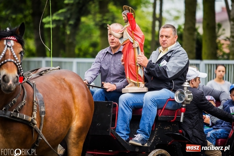 Zdjęcie w galerii na portalu naszraciborz.pl: W Pogrzebieniu szli w procesji na św. Floriana. Prosili o ochronę przed gradem wiadomości z regionu