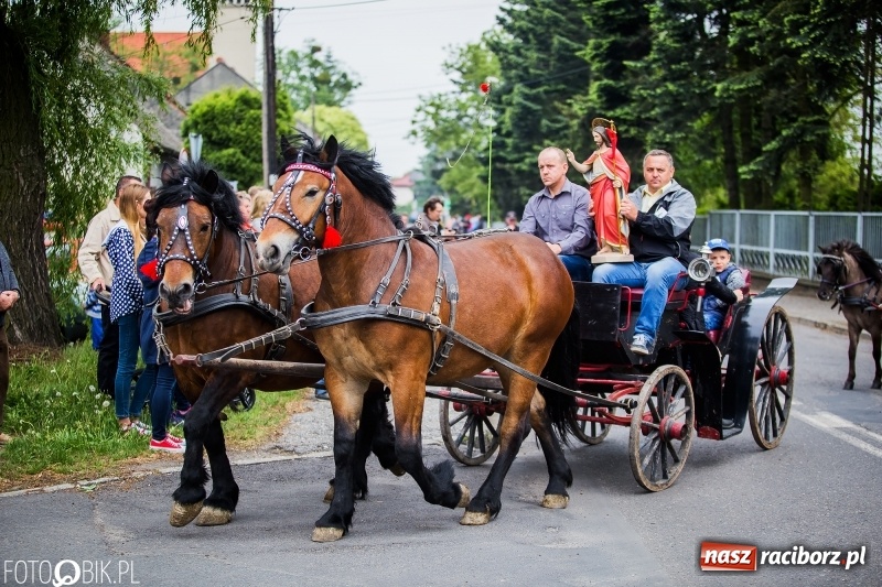 Zdjęcie w galerii na portalu naszraciborz.pl: W Pogrzebieniu szli w procesji na św. Floriana. Prosili o ochronę przed gradem wiadomości z regionu
