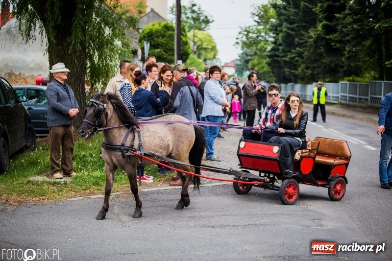 Zdjęcie w galerii na portalu naszraciborz.pl: W Pogrzebieniu szli w procesji na św. Floriana. Prosili o ochronę przed gradem wiadomości z regionu
