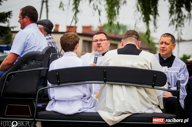 Zdjęcie w galerii na portalu naszraciborz.pl: W Pogrzebieniu szli w procesji na św. Floriana. Prosili o ochronę przed gradem wiadomości z regionu