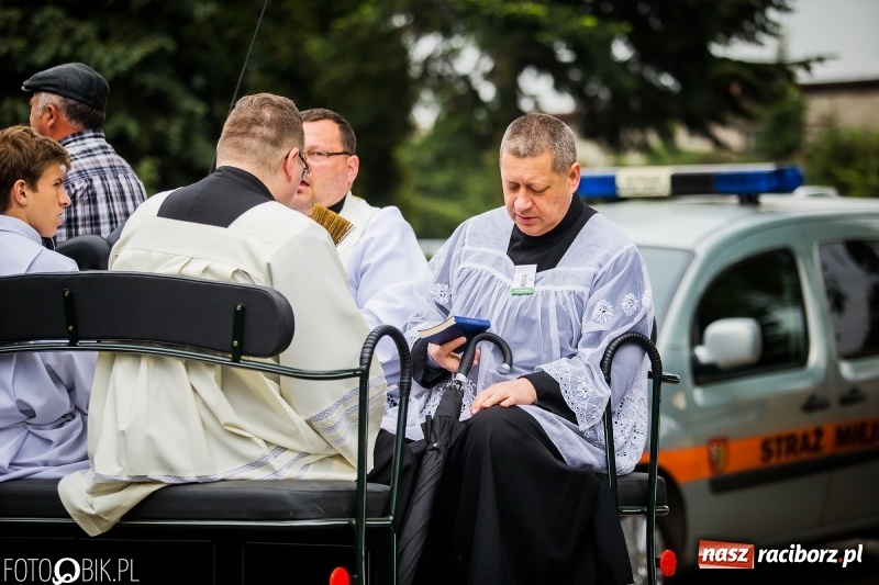 Zdjęcie w galerii na portalu naszraciborz.pl: W Pogrzebieniu szli w procesji na św. Floriana. Prosili o ochronę przed gradem wiadomości z regionu