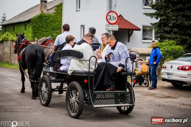 Zdjęcie w galerii na portalu naszraciborz.pl: W Pogrzebieniu szli w procesji na św. Floriana. Prosili o ochronę przed gradem wiadomości z regionu