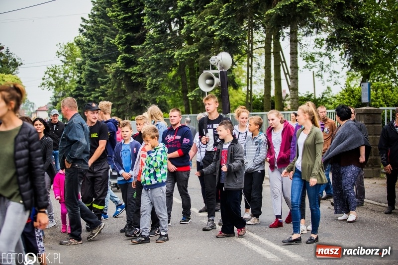 Zdjęcie w galerii na portalu naszraciborz.pl: W Pogrzebieniu szli w procesji na św. Floriana. Prosili o ochronę przed gradem wiadomości z regionu