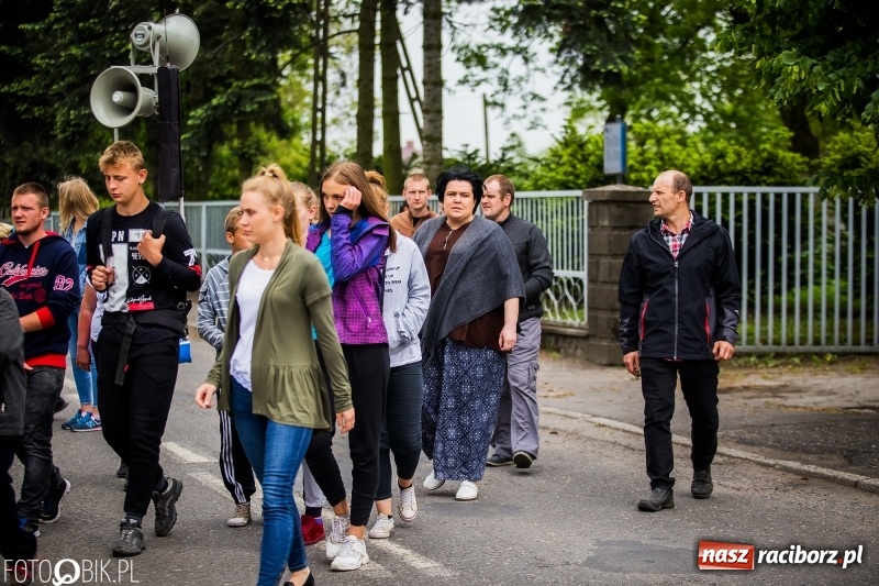 Zdjęcie w galerii na portalu naszraciborz.pl: W Pogrzebieniu szli w procesji na św. Floriana. Prosili o ochronę przed gradem wiadomości z regionu