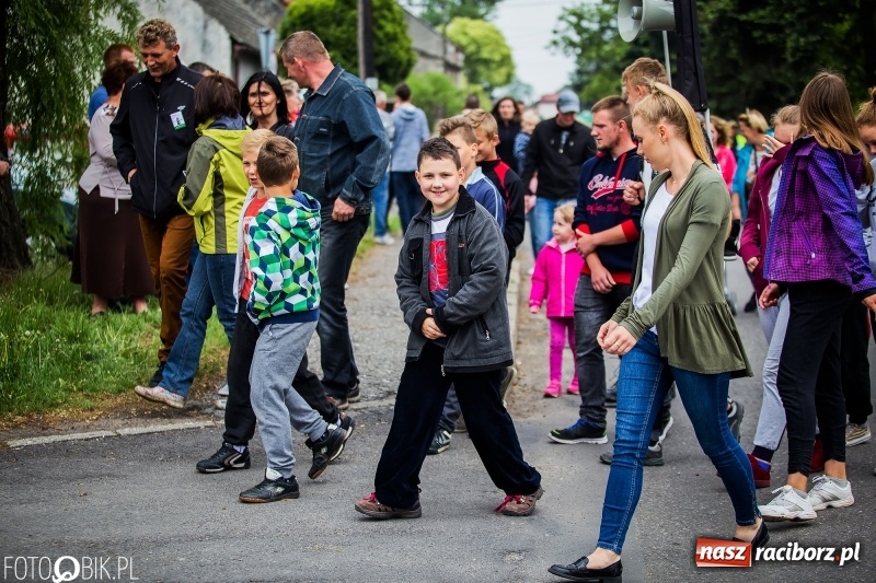 Zdjęcie w galerii na portalu naszraciborz.pl: W Pogrzebieniu szli w procesji na św. Floriana. Prosili o ochronę przed gradem wiadomości z regionu