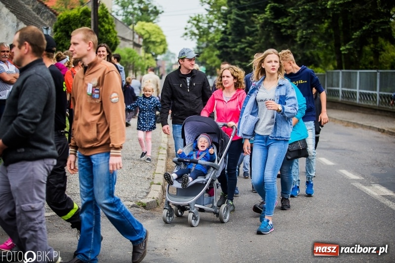 Zdjęcie w galerii na portalu naszraciborz.pl: W Pogrzebieniu szli w procesji na św. Floriana. Prosili o ochronę przed gradem wiadomości z regionu