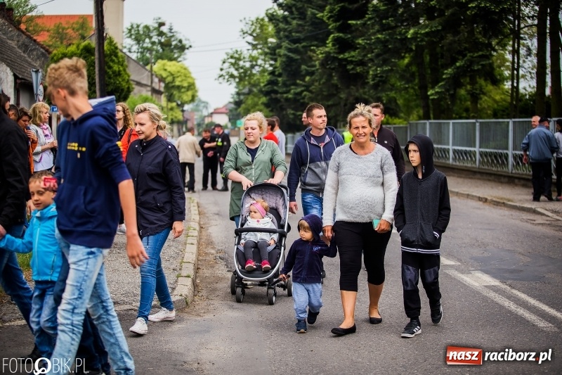 Zdjęcie w galerii na portalu naszraciborz.pl: W Pogrzebieniu szli w procesji na św. Floriana. Prosili o ochronę przed gradem wiadomości z regionu