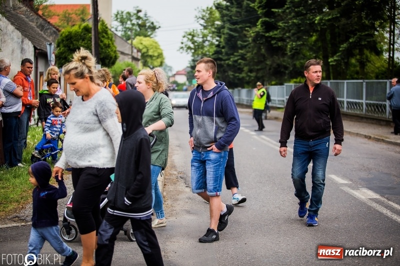 Zdjęcie w galerii na portalu naszraciborz.pl: W Pogrzebieniu szli w procesji na św. Floriana. Prosili o ochronę przed gradem wiadomości z regionu