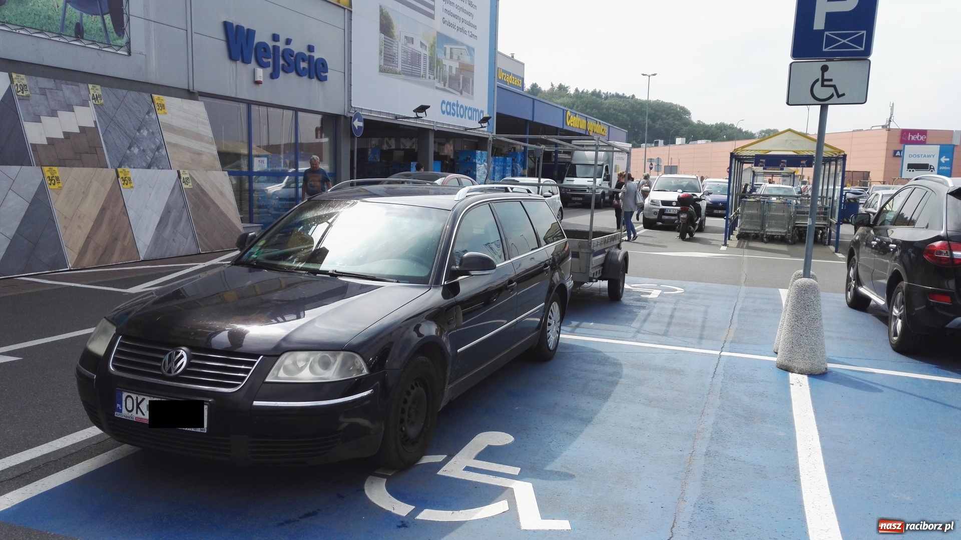 Zdjęcie w galerii na portalu naszraciborz.pl: Mistrz parkowania. Bo nie chciało się daleko jechać z wózkiem!  wiadomości z regionu