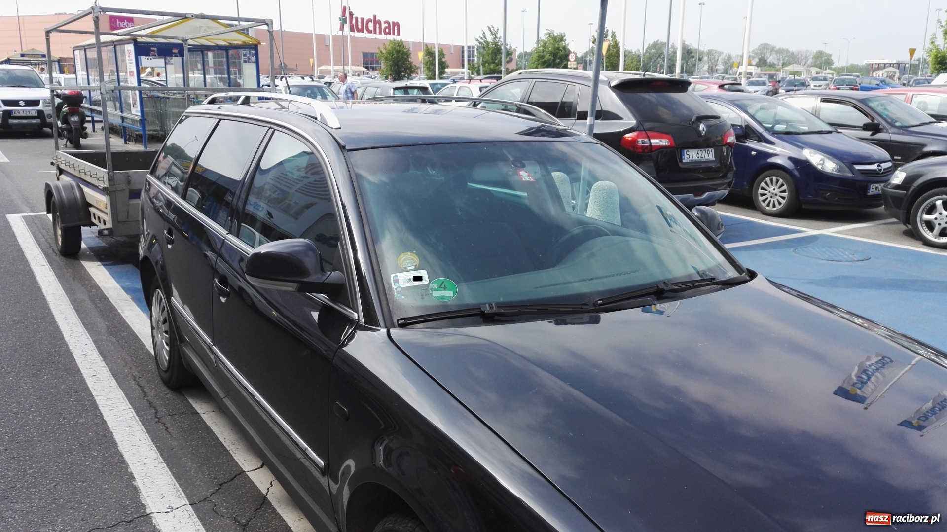 Zdjęcie w galerii na portalu naszraciborz.pl: Mistrz parkowania. Bo nie chciało się daleko jechać z wózkiem!  wiadomości z regionu