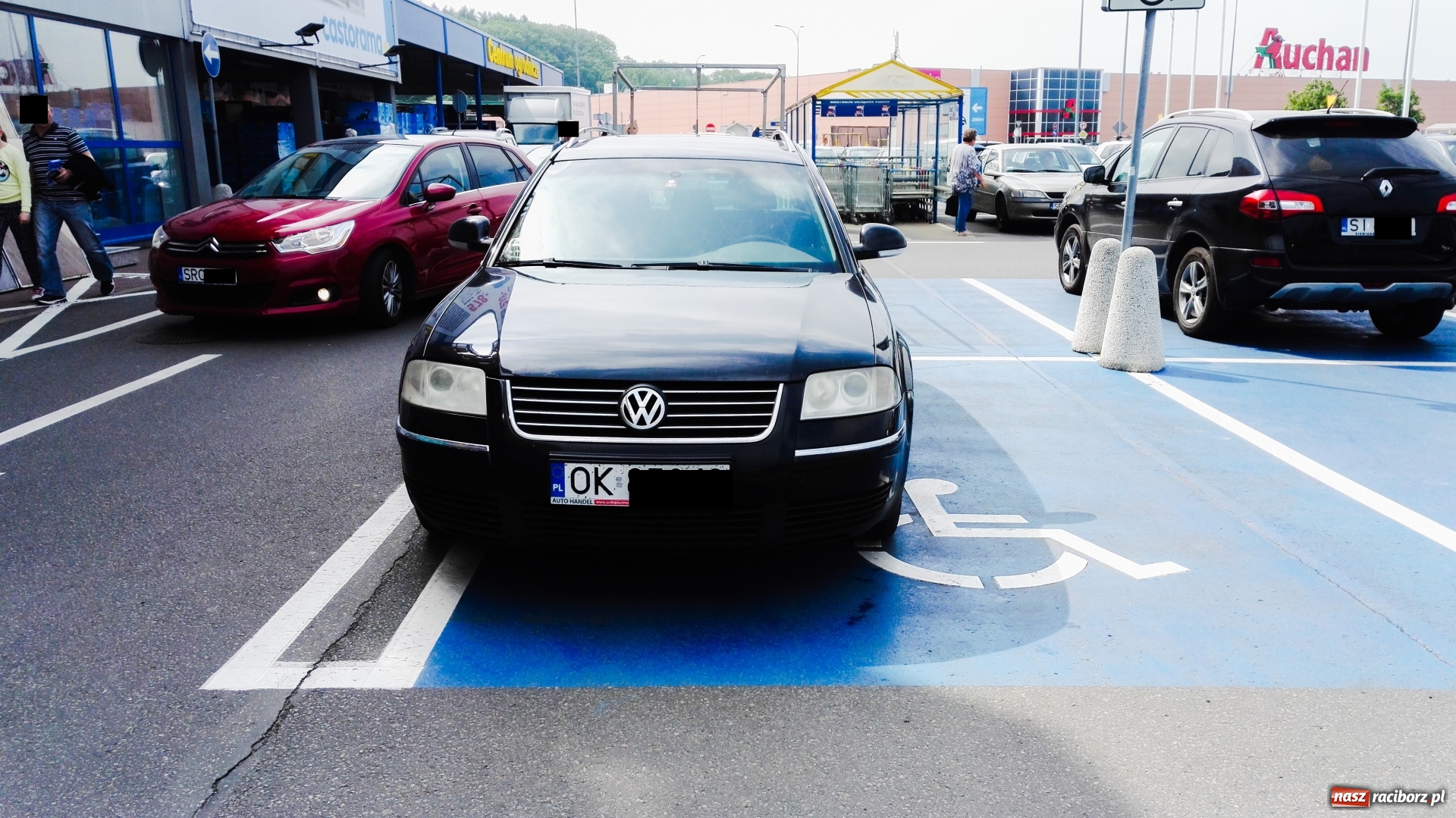 Zdjęcie w galerii na portalu naszraciborz.pl: Mistrz parkowania. Bo nie chciało się daleko jechać z wózkiem!  wiadomości z regionu