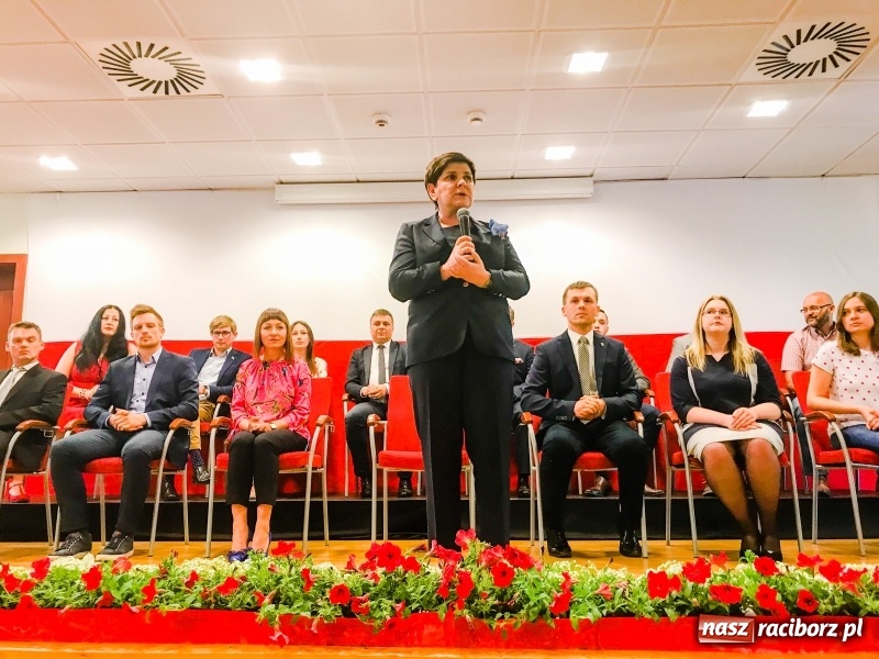 Zdjęcie w galerii na portalu naszraciborz.pl: Wicepremier Beata Szydło zapełniła raciborski zamek. Na sali zabrakło wolnych miejsc wiadomości z regionu