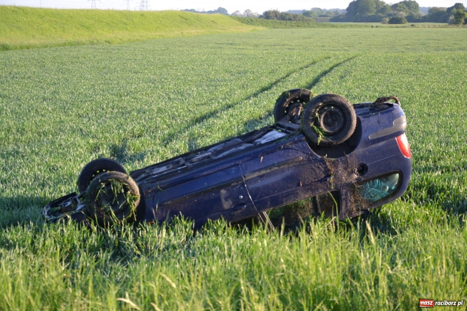 Zdjęcie w galerii na portalu naszraciborz.pl: Dachowanie renault pod Oborą. Kierowca zbiegł! wiadomości z regionu