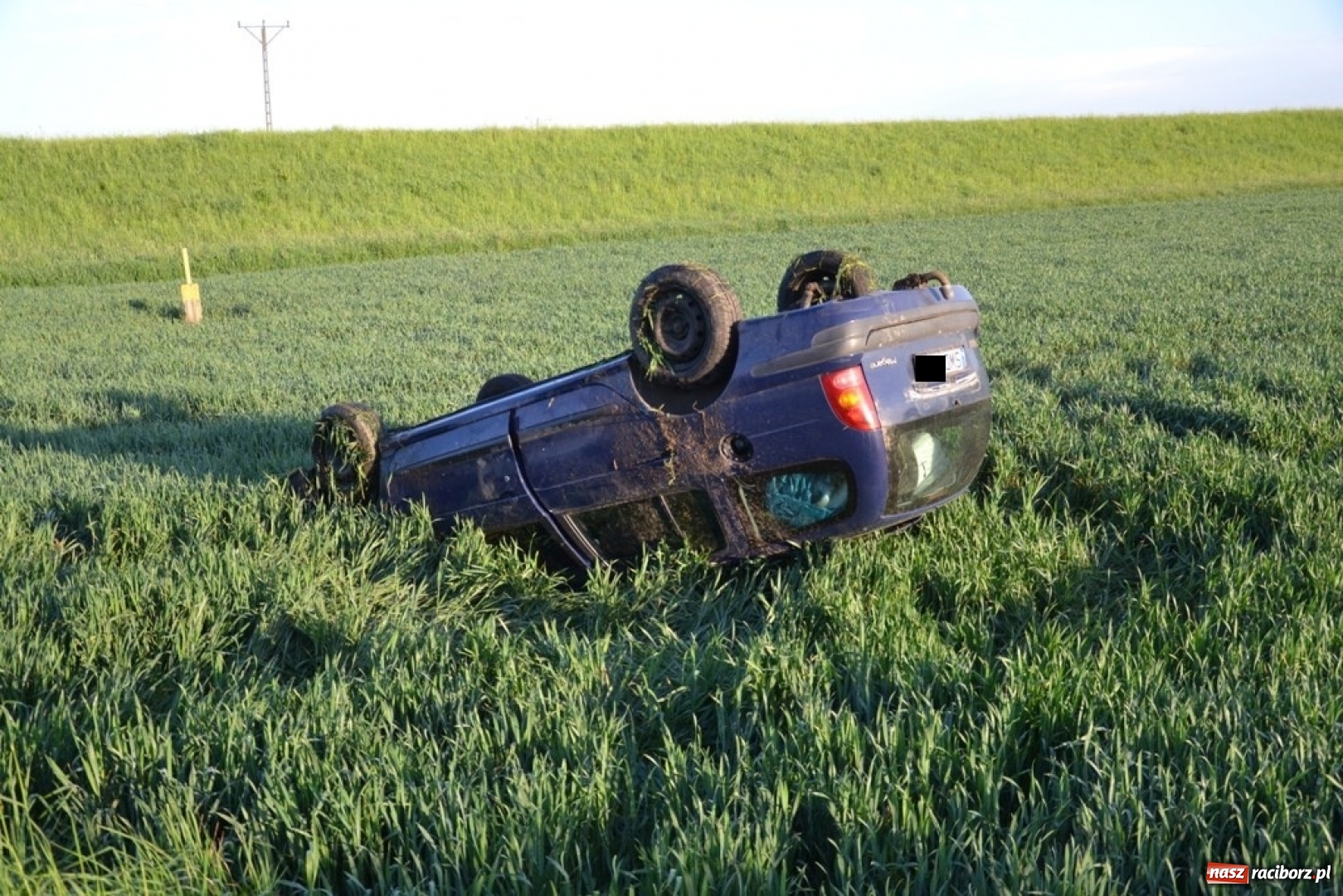 Zdjęcie w galerii na portalu naszraciborz.pl: Dachowanie renault pod Oborą. Kierowca zbiegł! wiadomości z regionu