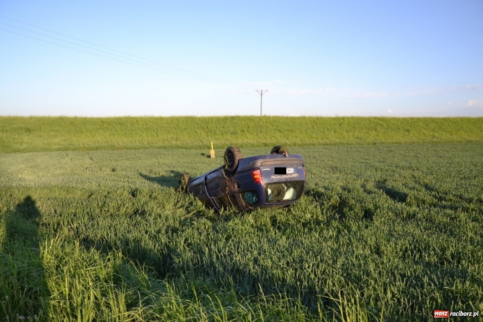 Zdjęcie w galerii na portalu naszraciborz.pl: Dachowanie renault pod Oborą. Kierowca zbiegł! wiadomości z regionu