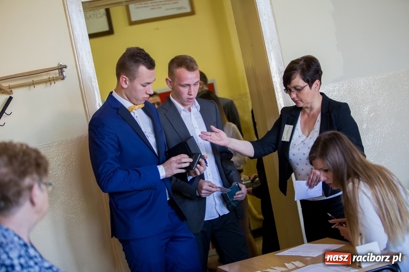 Zdjęcie w galerii na portalu naszraciborz.pl: Maturzyści z Budowlanki i ZSZ mierzą się z matematyką  wiadomości z regionu