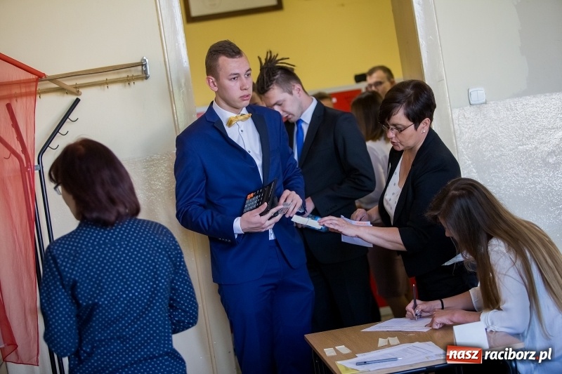 Zdjęcie w galerii na portalu naszraciborz.pl: Maturzyści z Budowlanki i ZSZ mierzą się z matematyką  wiadomości z regionu