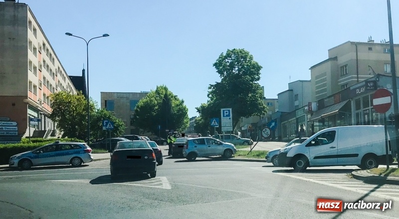 Zdjęcie w galerii na portalu naszraciborz.pl: Po weekendzie sypnęło kolizjami. Czech wymusił pierwszeństwo na rondzie  wiadomości z regionu