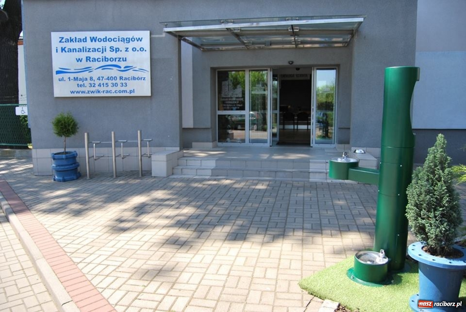 Zdjęcie w galerii na portalu naszraciborz.pl: Lato coraz bliżej. ZWiK przygotował specjalny dystrybutor wiadomości z regionu