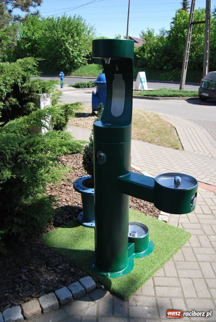 Zdjęcie w galerii na portalu naszraciborz.pl: Lato coraz bliżej. ZWiK przygotował specjalny dystrybutor wiadomości z regionu