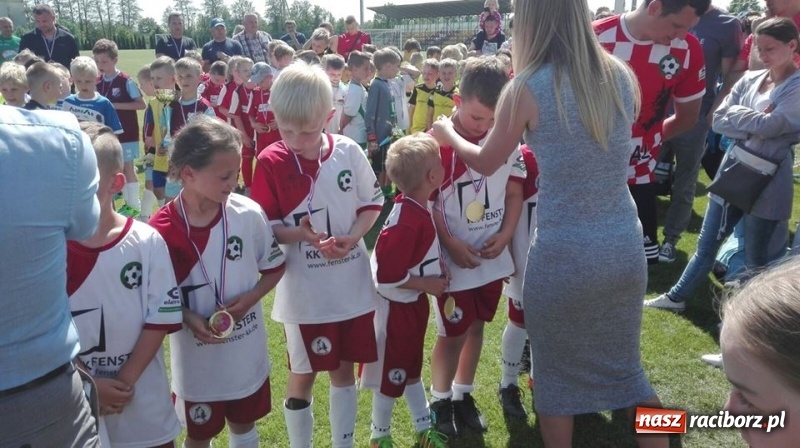 Zdjęcie w galerii na portalu naszraciborz.pl: Młodzi zawodnicy LKS Tworków na VI Memoriale im. Przemysława Grabowskiego w Grodkowie wiadomości z regionu