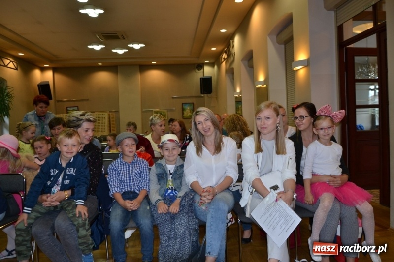 Zdjęcie w galerii na portalu naszraciborz.pl: Taniec i recytacja. Młode talenty na scenie w Tworkowie wiadomości z regionu