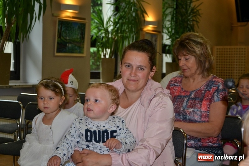 Zdjęcie w galerii na portalu naszraciborz.pl: Taniec i recytacja. Młode talenty na scenie w Tworkowie wiadomości z regionu