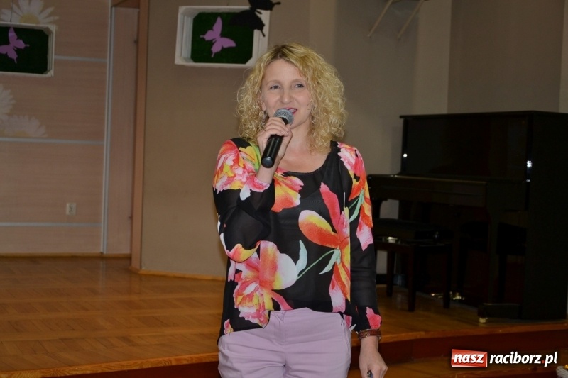 Zdjęcie w galerii na portalu naszraciborz.pl: Taniec i recytacja. Młode talenty na scenie w Tworkowie wiadomości z regionu