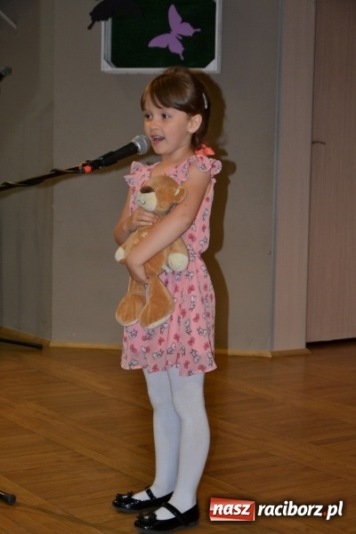 Zdjęcie w galerii na portalu naszraciborz.pl: Taniec i recytacja. Młode talenty na scenie w Tworkowie wiadomości z regionu