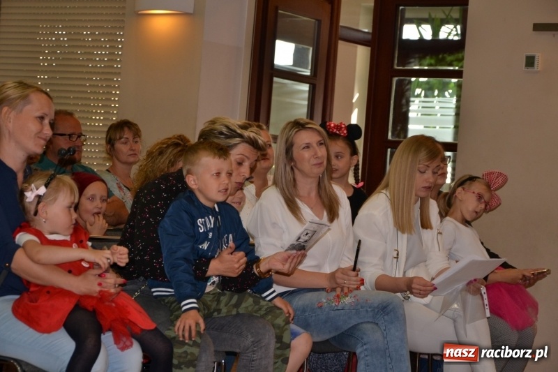 Zdjęcie w galerii na portalu naszraciborz.pl: Taniec i recytacja. Młode talenty na scenie w Tworkowie wiadomości z regionu