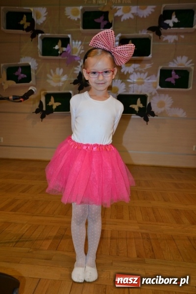 Zdjęcie w galerii na portalu naszraciborz.pl: Taniec i recytacja. Młode talenty na scenie w Tworkowie wiadomości z regionu