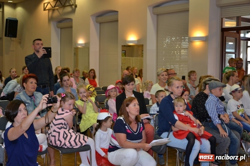 Zdjęcie w galerii na portalu naszraciborz.pl: Taniec i recytacja. Młode talenty na scenie w Tworkowie wiadomości z regionu