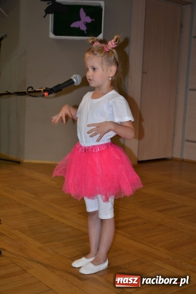 Zdjęcie w galerii na portalu naszraciborz.pl: Taniec i recytacja. Młode talenty na scenie w Tworkowie wiadomości z regionu