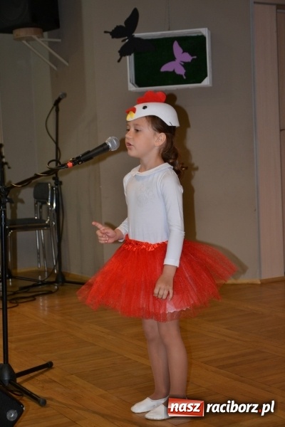 Zdjęcie w galerii na portalu naszraciborz.pl: Taniec i recytacja. Młode talenty na scenie w Tworkowie wiadomości z regionu