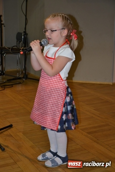 Zdjęcie w galerii na portalu naszraciborz.pl: Taniec i recytacja. Młode talenty na scenie w Tworkowie wiadomości z regionu