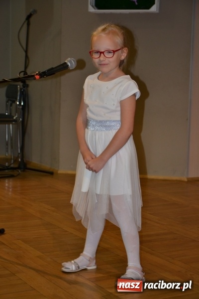 Zdjęcie w galerii na portalu naszraciborz.pl: Taniec i recytacja. Młode talenty na scenie w Tworkowie wiadomości z regionu