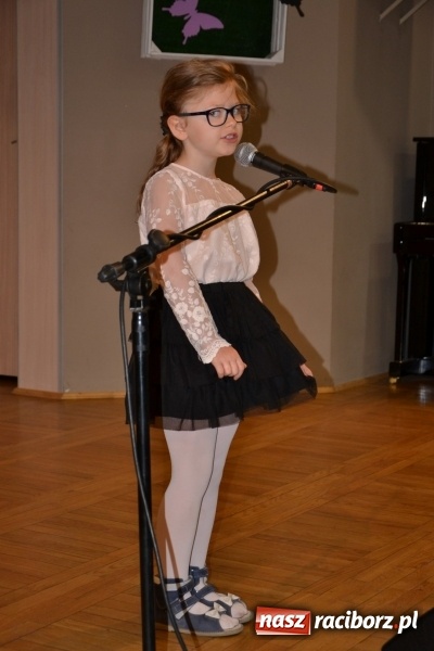 Zdjęcie w galerii na portalu naszraciborz.pl: Taniec i recytacja. Młode talenty na scenie w Tworkowie wiadomości z regionu