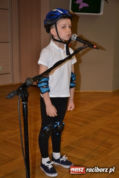 Zdjęcie w galerii na portalu naszraciborz.pl: Taniec i recytacja. Młode talenty na scenie w Tworkowie wiadomości z regionu