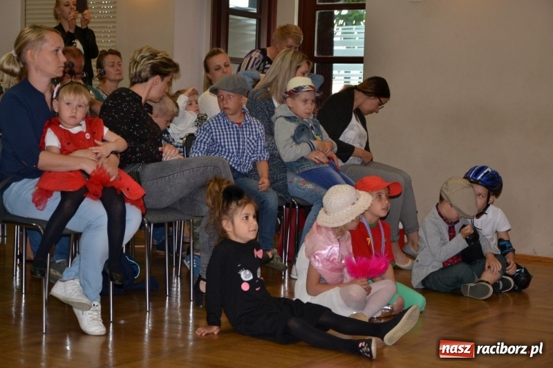Zdjęcie w galerii na portalu naszraciborz.pl: Taniec i recytacja. Młode talenty na scenie w Tworkowie wiadomości z regionu