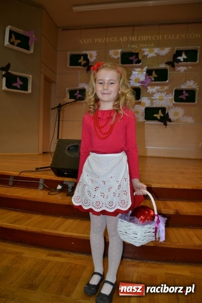 Zdjęcie w galerii na portalu naszraciborz.pl: Taniec i recytacja. Młode talenty na scenie w Tworkowie wiadomości z regionu