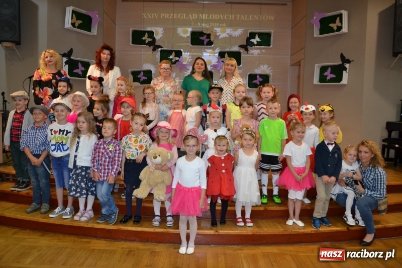 Zdjęcie w galerii na portalu naszraciborz.pl: Taniec i recytacja. Młode talenty na scenie w Tworkowie wiadomości z regionu