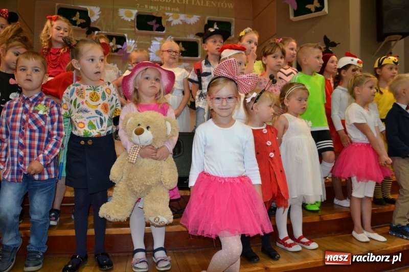 Zdjęcie w galerii na portalu naszraciborz.pl: Taniec i recytacja. Młode talenty na scenie w Tworkowie wiadomości z regionu