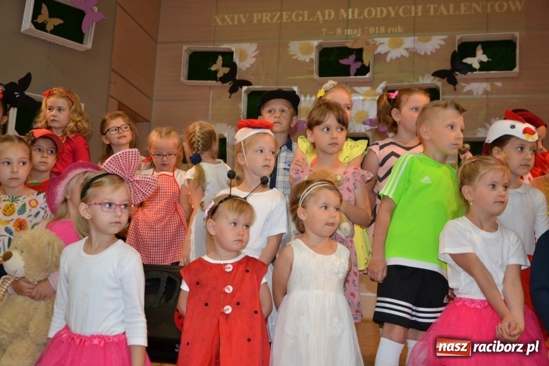 Zdjęcie w galerii na portalu naszraciborz.pl: Taniec i recytacja. Młode talenty na scenie w Tworkowie wiadomości z regionu