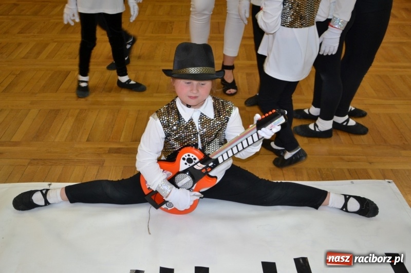 Zdjęcie w galerii na portalu naszraciborz.pl: Taniec i recytacja. Młode talenty na scenie w Tworkowie wiadomości z regionu