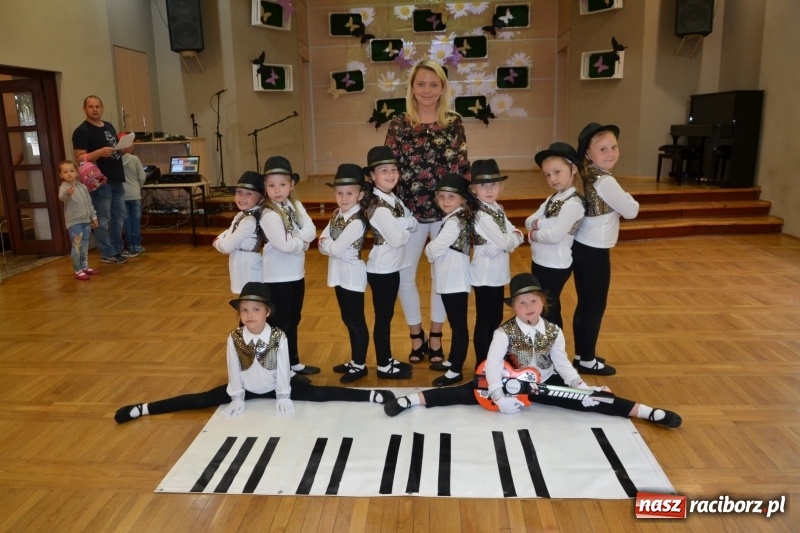 Zdjęcie w galerii na portalu naszraciborz.pl: Taniec i recytacja. Młode talenty na scenie w Tworkowie wiadomości z regionu