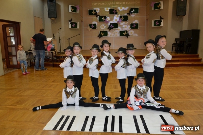 Zdjęcie w galerii na portalu naszraciborz.pl: Taniec i recytacja. Młode talenty na scenie w Tworkowie wiadomości z regionu