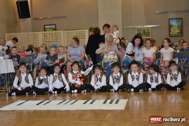 Zdjęcie w galerii na portalu naszraciborz.pl: Taniec i recytacja. Młode talenty na scenie w Tworkowie wiadomości z regionu
