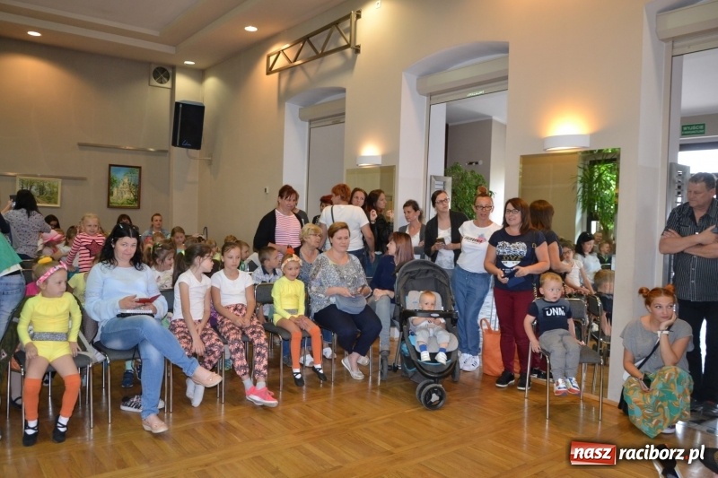 Zdjęcie w galerii na portalu naszraciborz.pl: Taniec i recytacja. Młode talenty na scenie w Tworkowie wiadomości z regionu