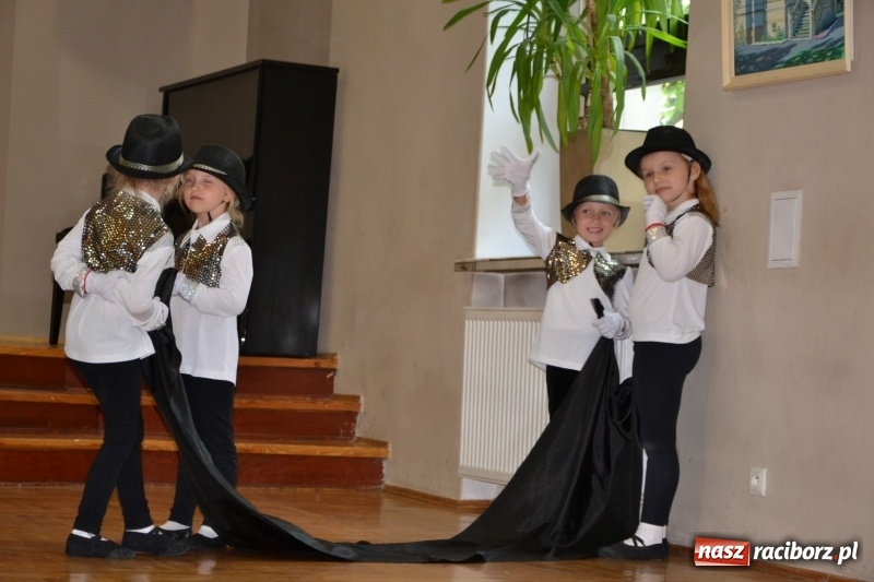 Zdjęcie w galerii na portalu naszraciborz.pl: Taniec i recytacja. Młode talenty na scenie w Tworkowie wiadomości z regionu